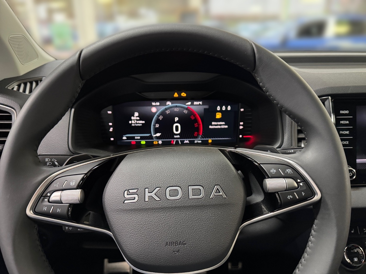 Škoda Karoq 2.0 TDI Drive 4x4 DSG Navi Kam. 2xKlima ACC Bild 8