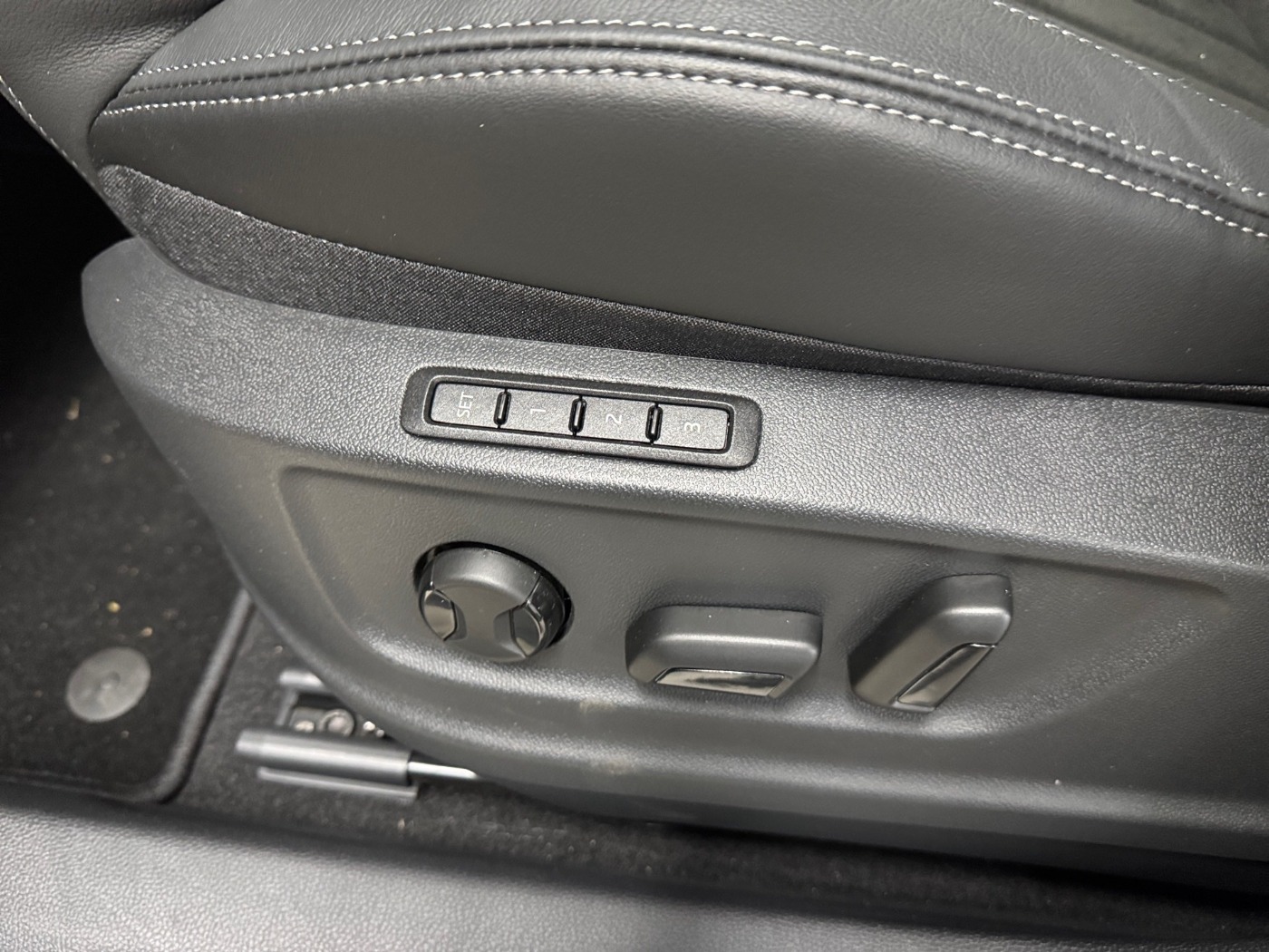 Škoda Karoq 2.0 TDI Drive 4x4 DSG Navi Kam. 2xKlima ACC Bild 13