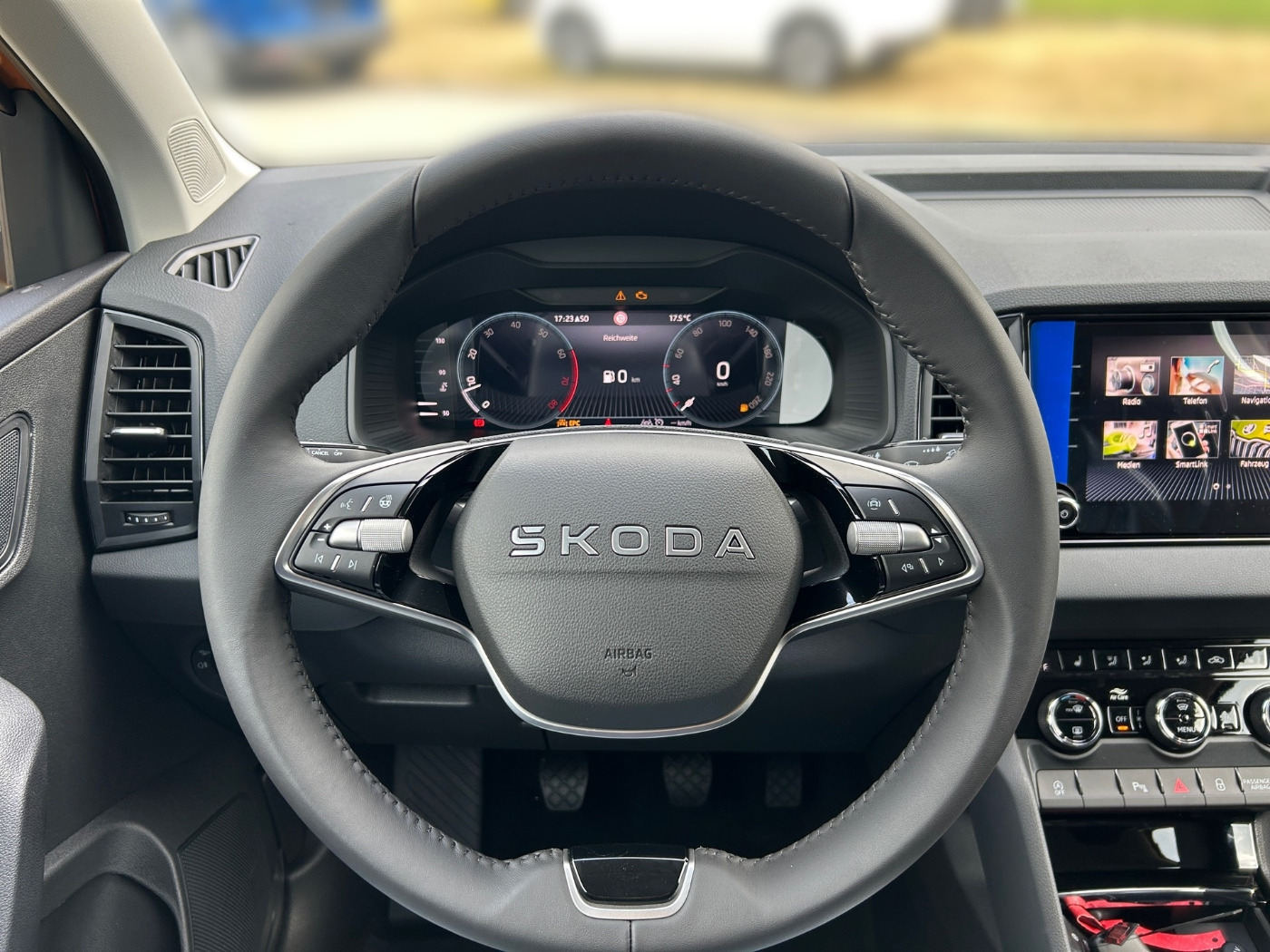 SKODA Karoq 1.5 TSI ACT Selection Navi Facelift KlimaA Bild 8