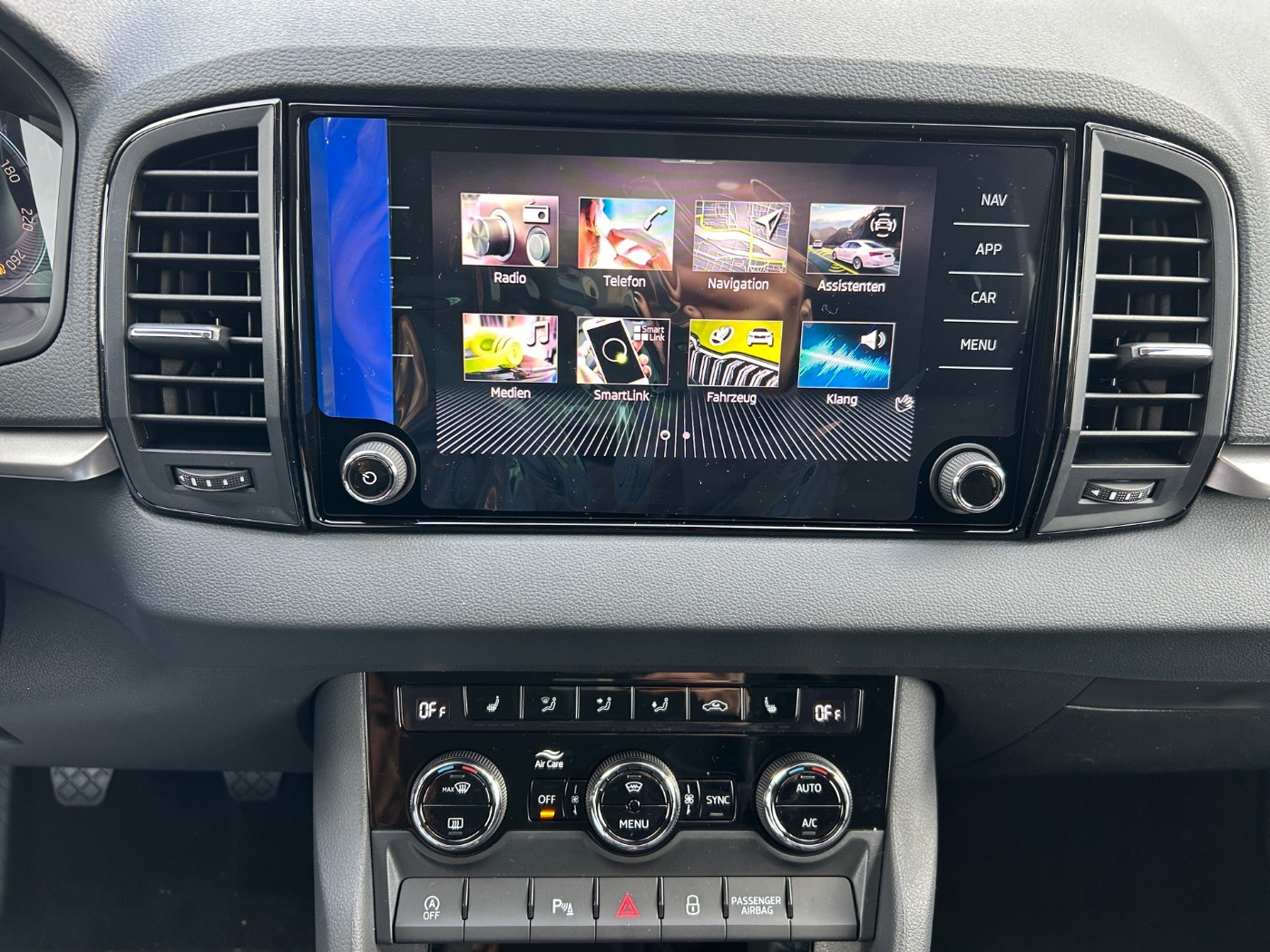 SKODA Karoq 1.5 TSI ACT Selection Navi Facelift KlimaA Bild 9