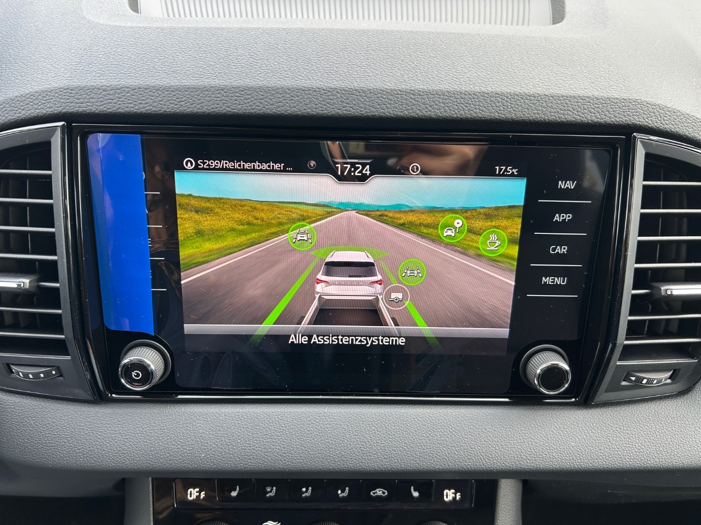 SKODA Karoq 1.5 TSI ACT Selection Navi Facelift KlimaA Bild 16