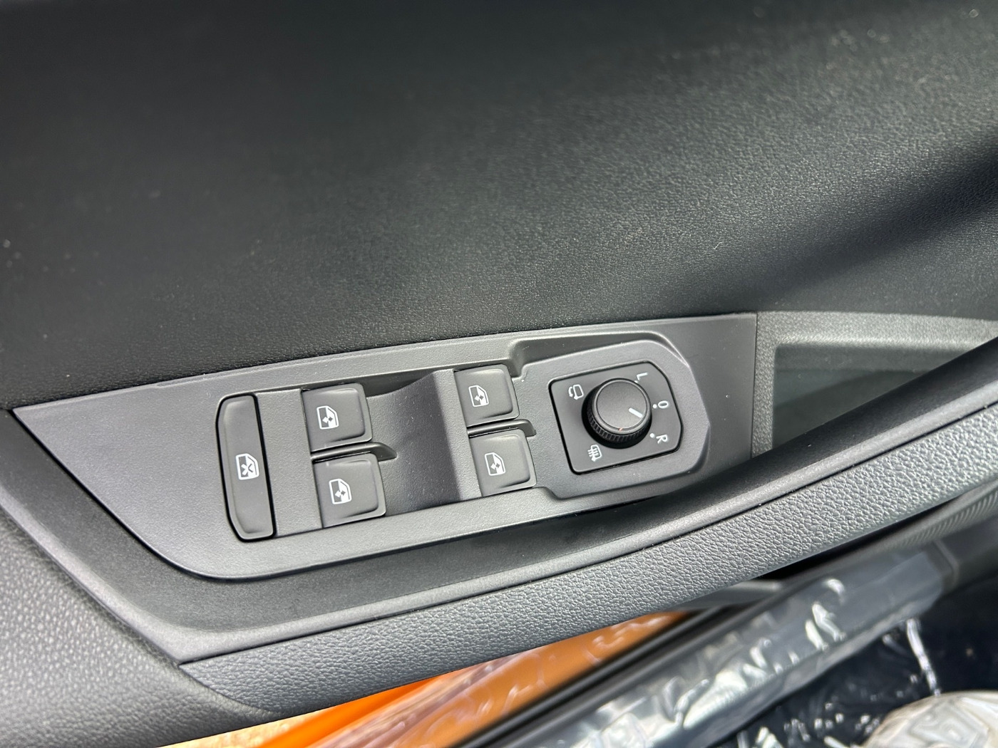 SKODA Karoq 1.5 TSI ACT Selection Navi Facelift KlimaA Bild 17
