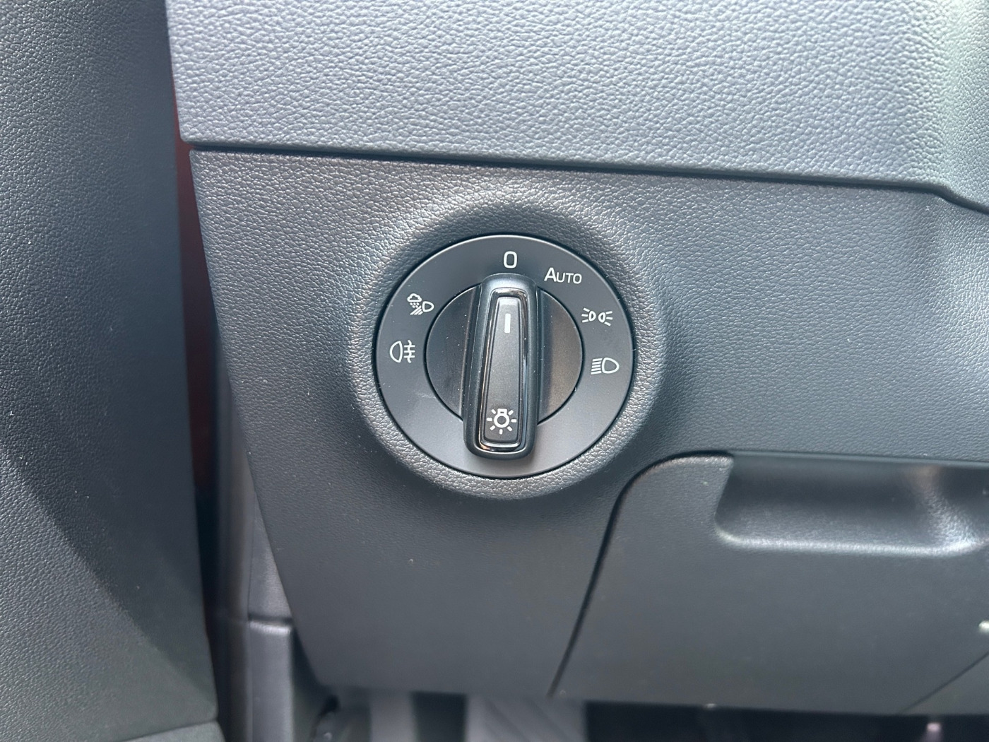 SKODA Karoq 1.5 TSI ACT Selection Navi Facelift KlimaA Bild 18