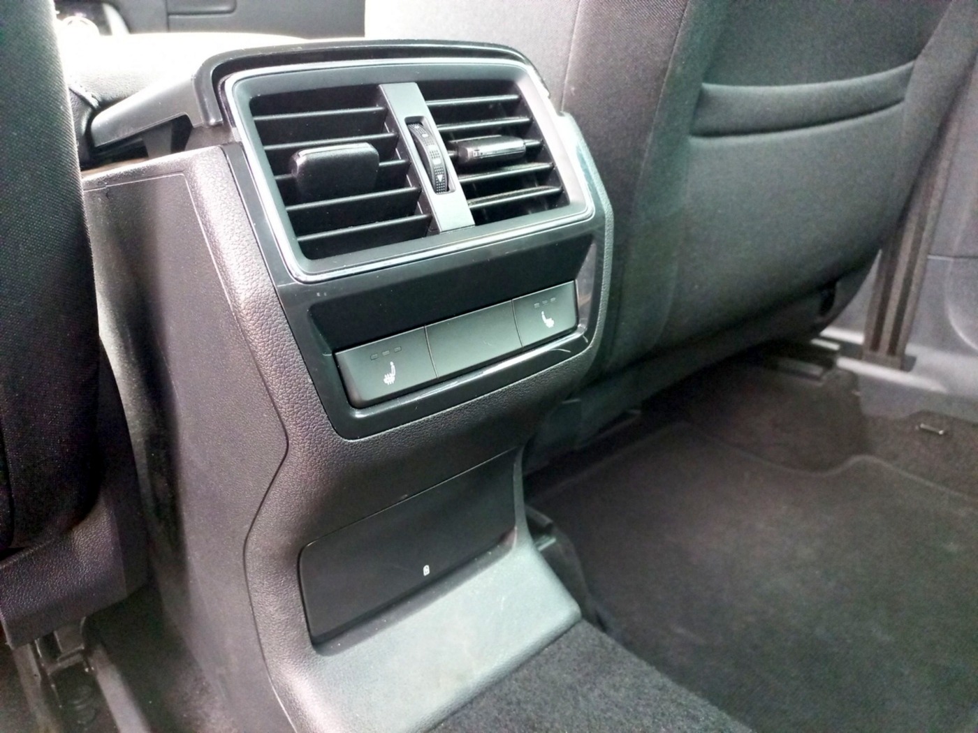 SKODA Karoq 1.5 TSI ACT Clever LM Navi Klimaauto 4xSHZ Bild 17