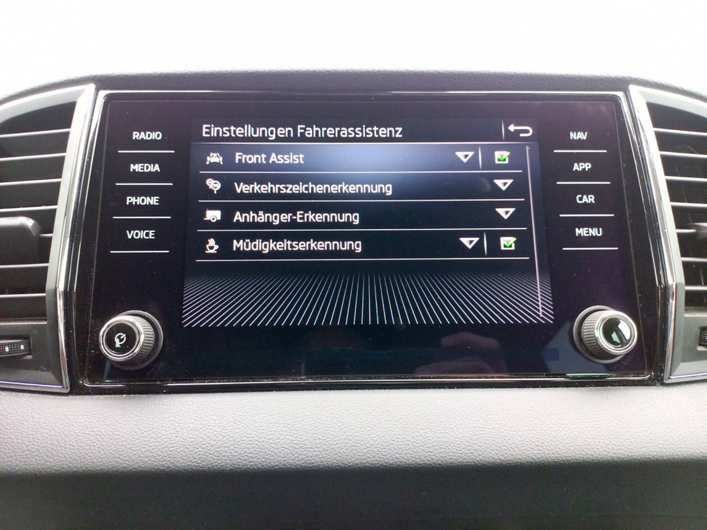 SKODA Karoq 1.5 TSI ACT Clever LM Navi Klimaauto 4xSHZ Bild 18