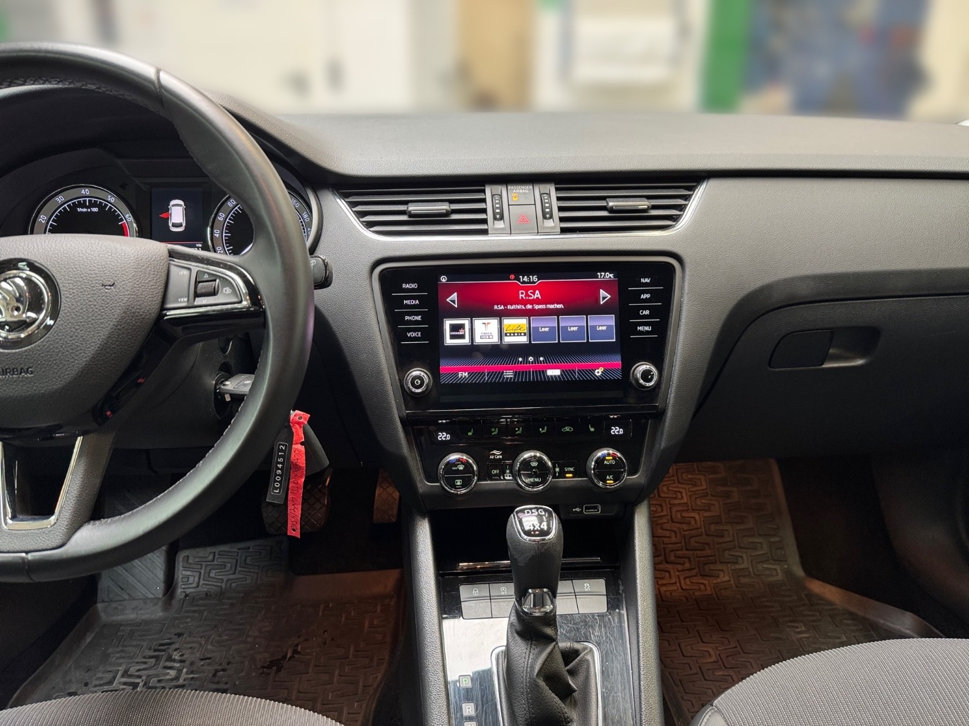 SKODA Octavia Combi 2.0 TSI DSG Style 4x4 LED NAVI FSb. Bild 10