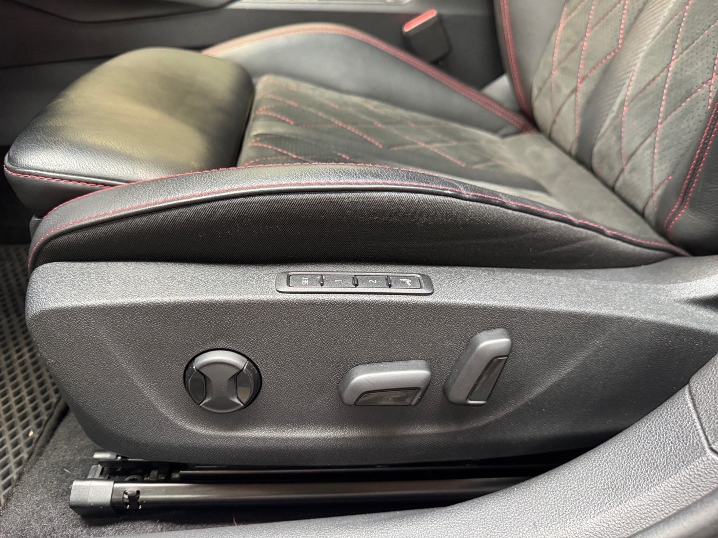 SKODA Octavia Combi 2.0 TSI RS Plus AHK Navi Pano Kam. Bild 14