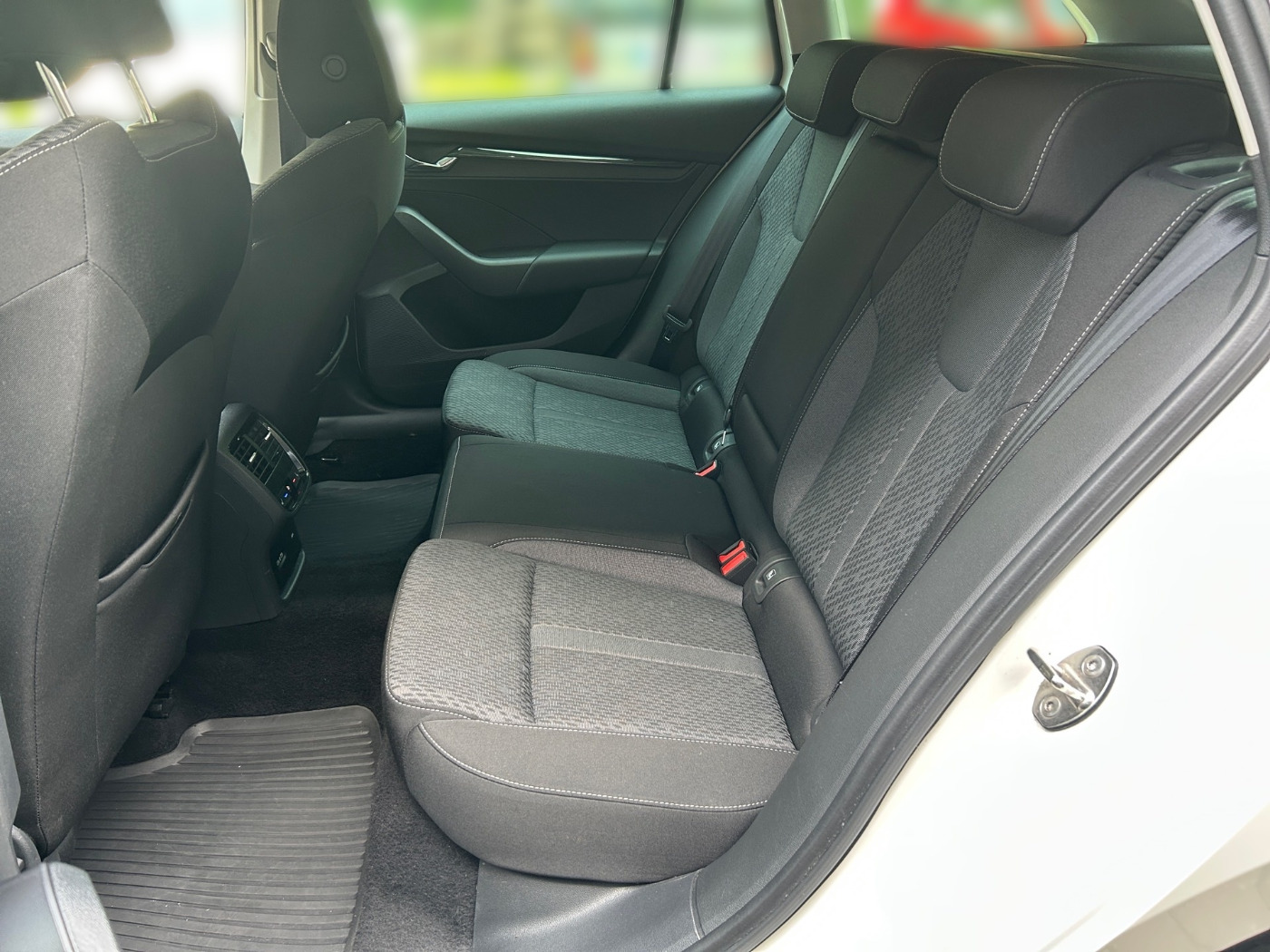 Škoda Octavia Combi 1.5 TSI ACT Clever DSG LM Navi AHK Bild 11