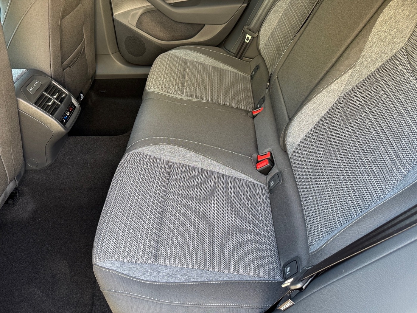 SKODA Superb Combi 2.0 TDI Selection DSG beh.FS AHK 4xSHZ Bild 11