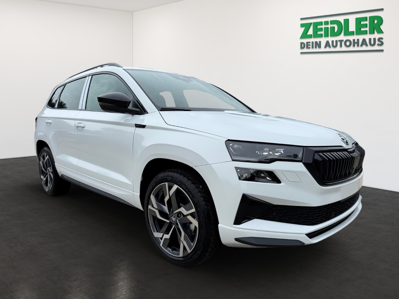 SKODA Karoq 2.0 TSI Sportline DSG 4x4 Navi AHK Kam. ACC Bild 2