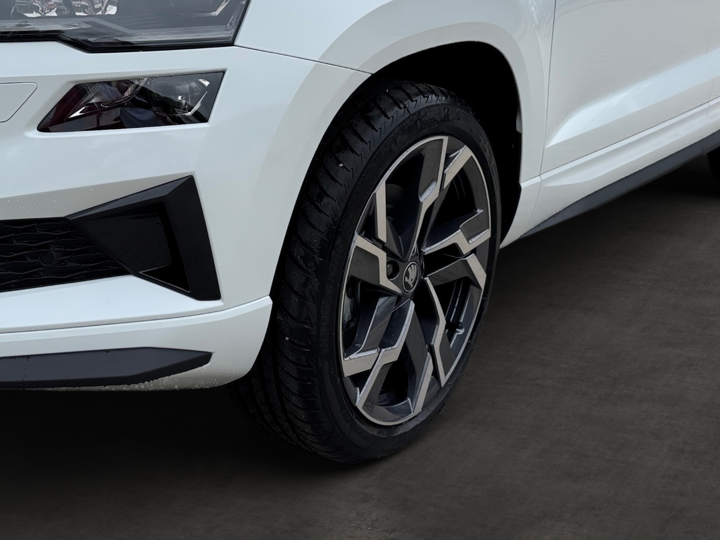 SKODA Karoq 2.0 TSI Sportline DSG 4x4 Navi AHK Kam. ACC Bild 6