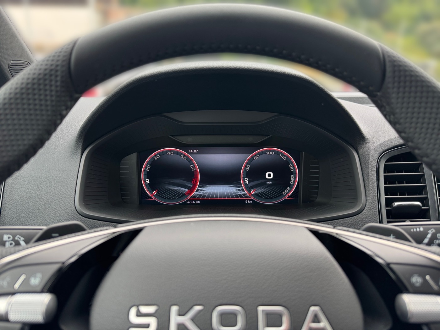 SKODA Karoq 2.0 TSI Sportline DSG 4x4 Navi AHK Kam. ACC Bild 8