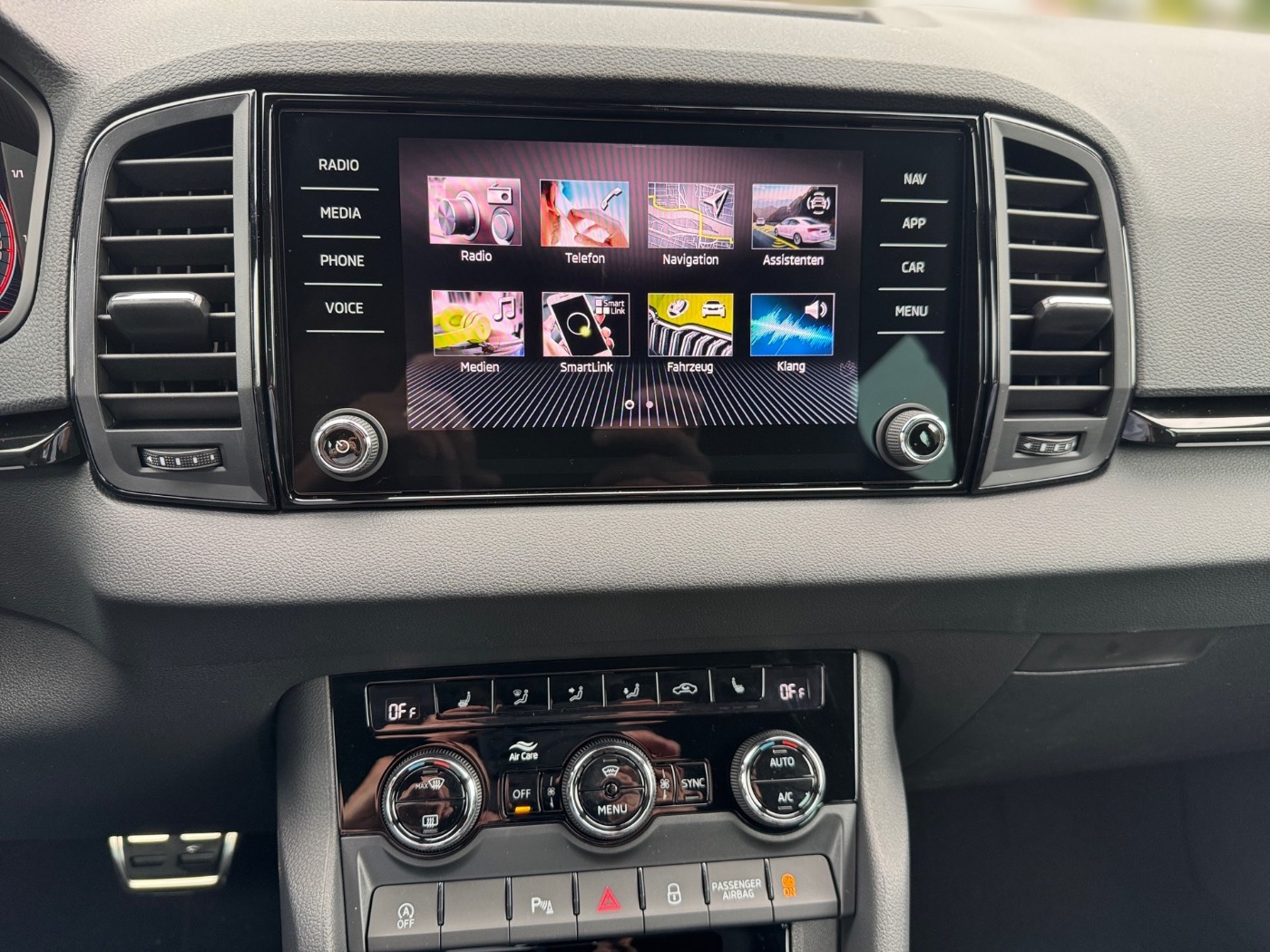 SKODA Karoq 2.0 TSI Sportline DSG 4x4 Navi AHK Kam. ACC Bild 9
