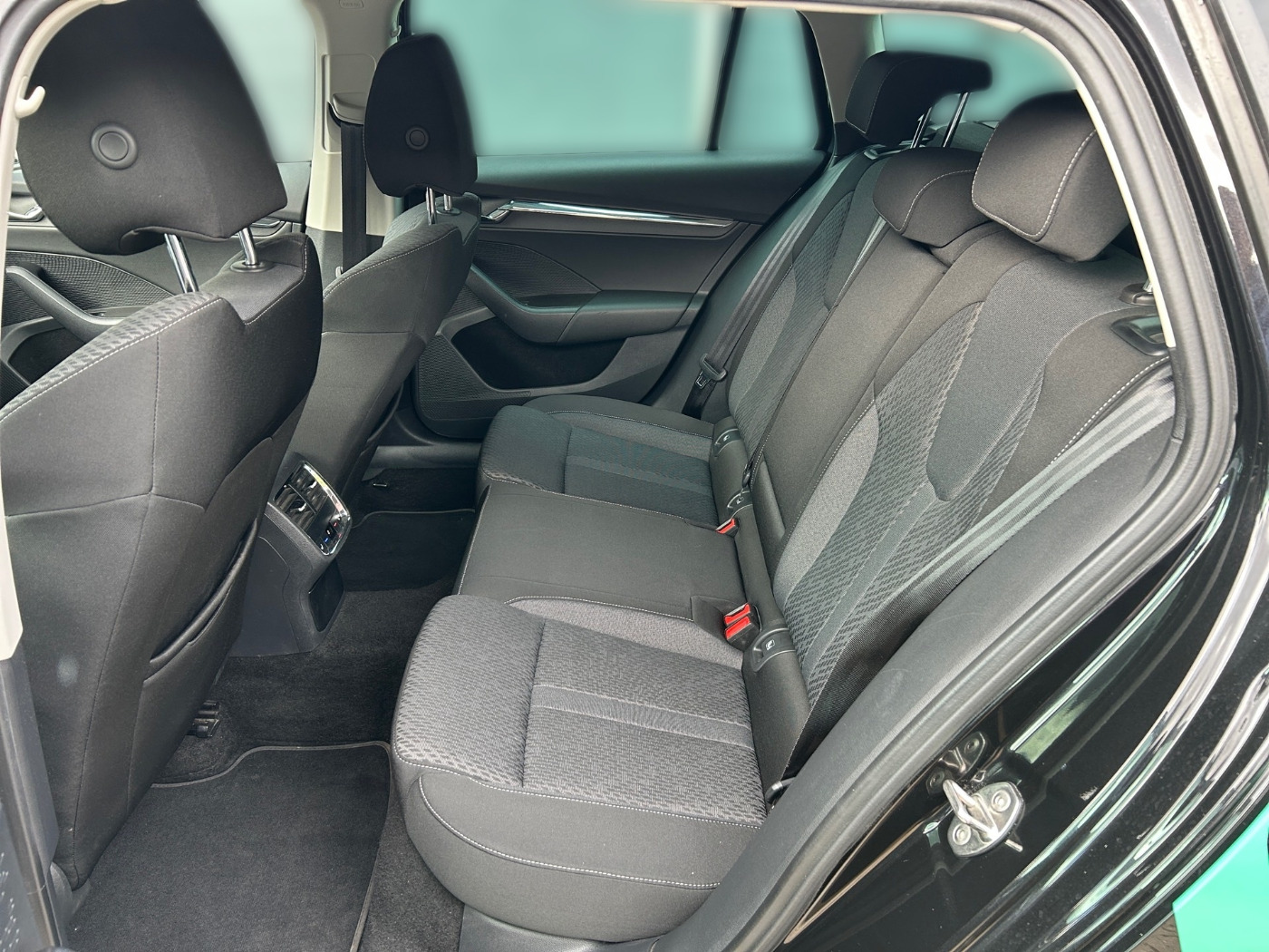 Škoda Octavia Combi 2.0 TDI DSG First Edit. LM Navi ACC Bild 11