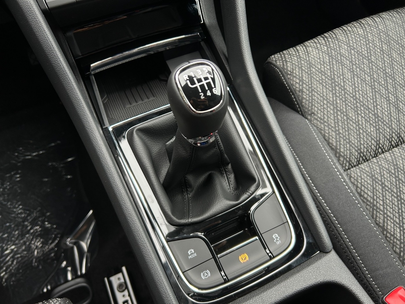 Škoda Karoq 1.5 TSI ACT Selection Navi 2xKlima KeyLess Bild 19