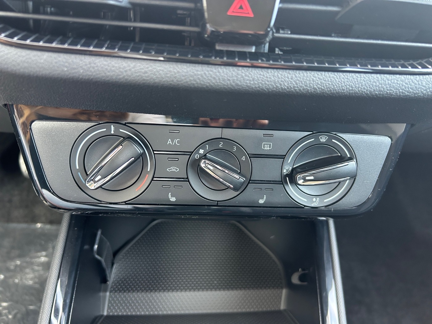 Škoda Fabia 1.0 MPI Essence LM LED PDC SHZ SpurH Bild 14