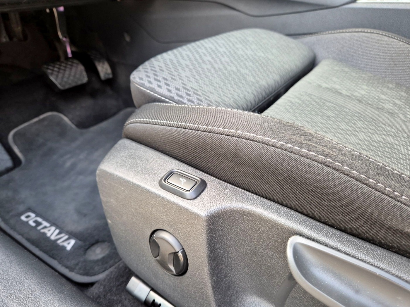 Škoda Octavia Combi 1.5 TSI e-TEC Clever Matrix AHK Bild 10