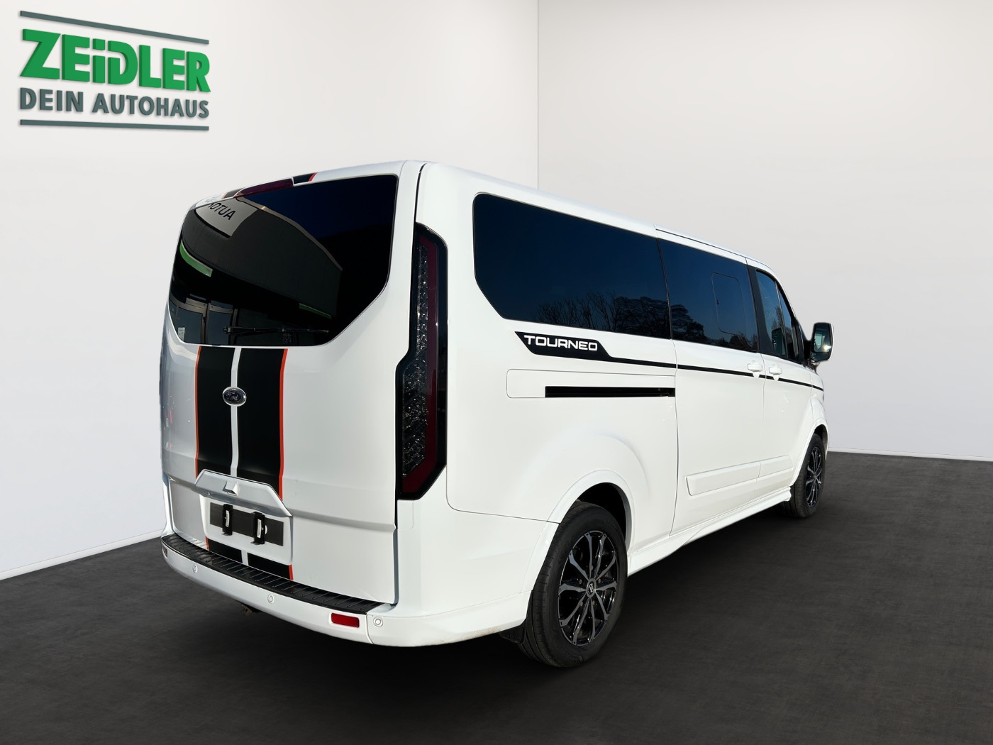 Ford Tourneo Custom Kombi 2.0 TDCi L1 Sport AHK Bild 3