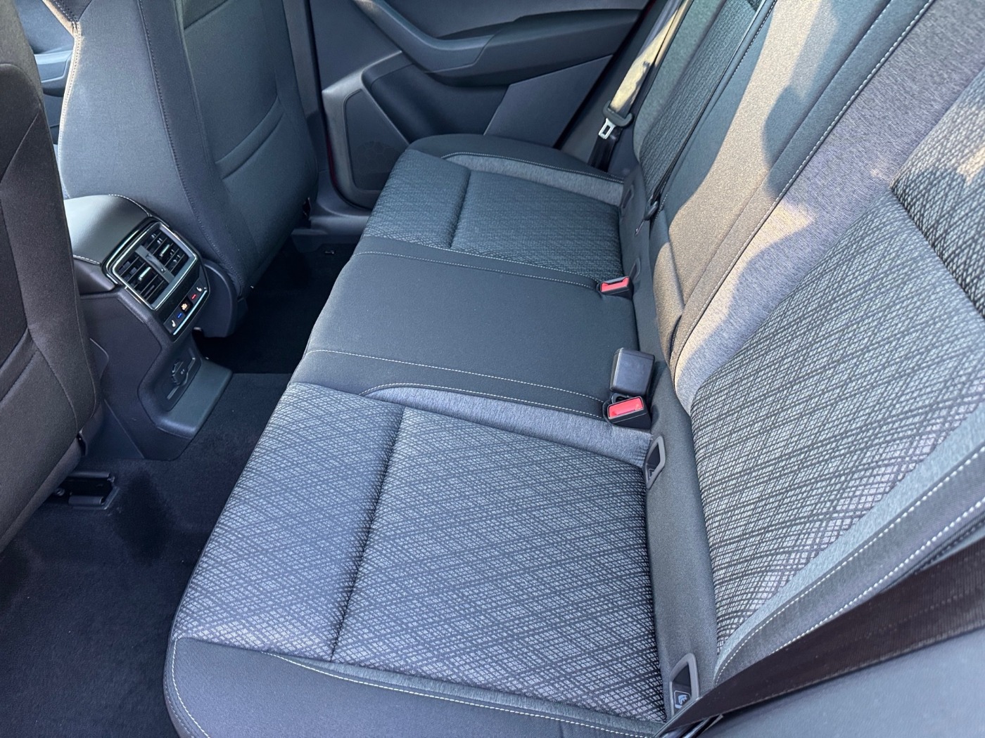 Škoda Karoq 1.5 TSI Tour DSG Navi AHZV LED Bild 11