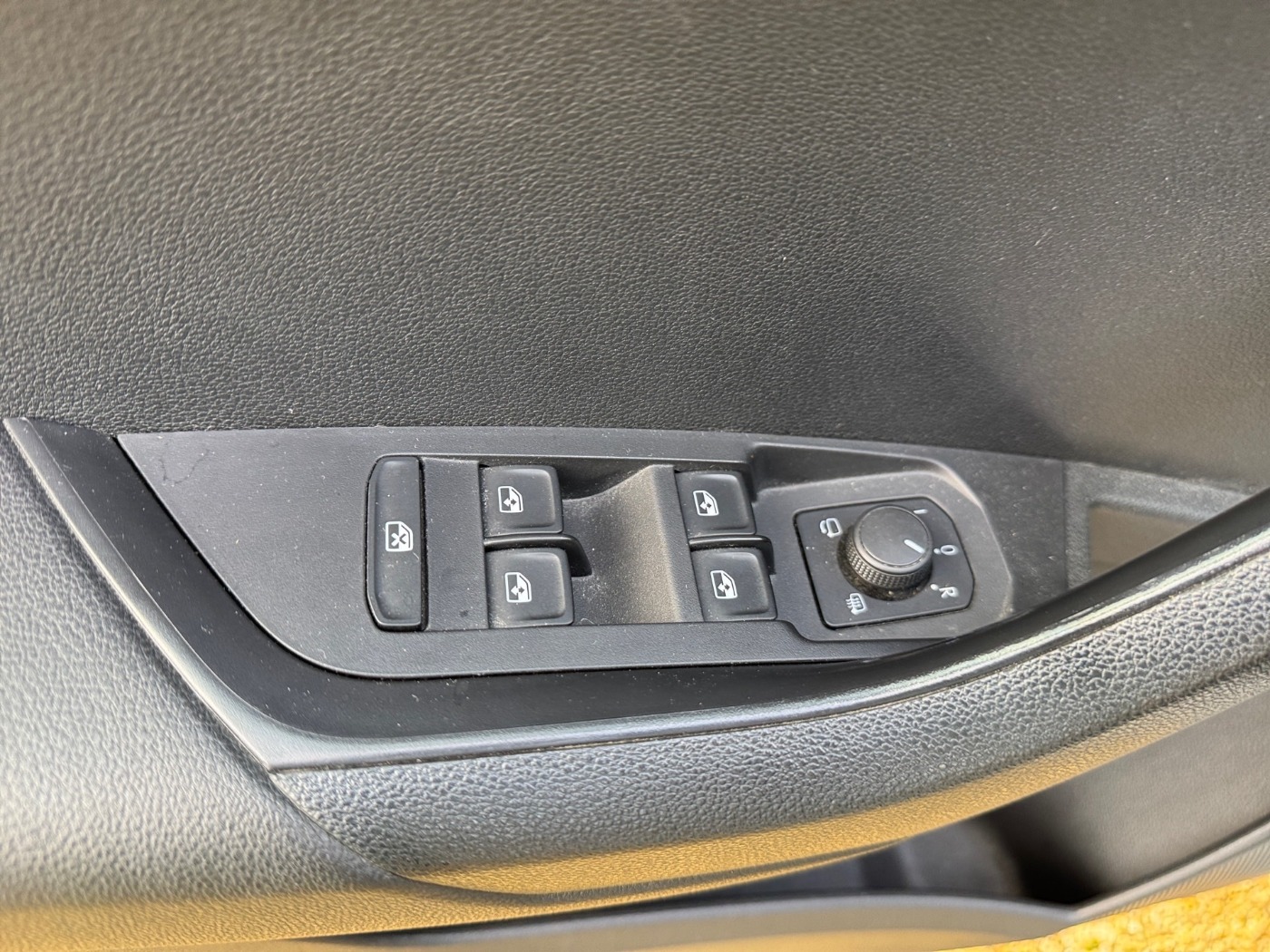 Škoda Karoq 1.5 TSI Tour DSG LED AHK 2xKlima 4xSHZ Bild 13