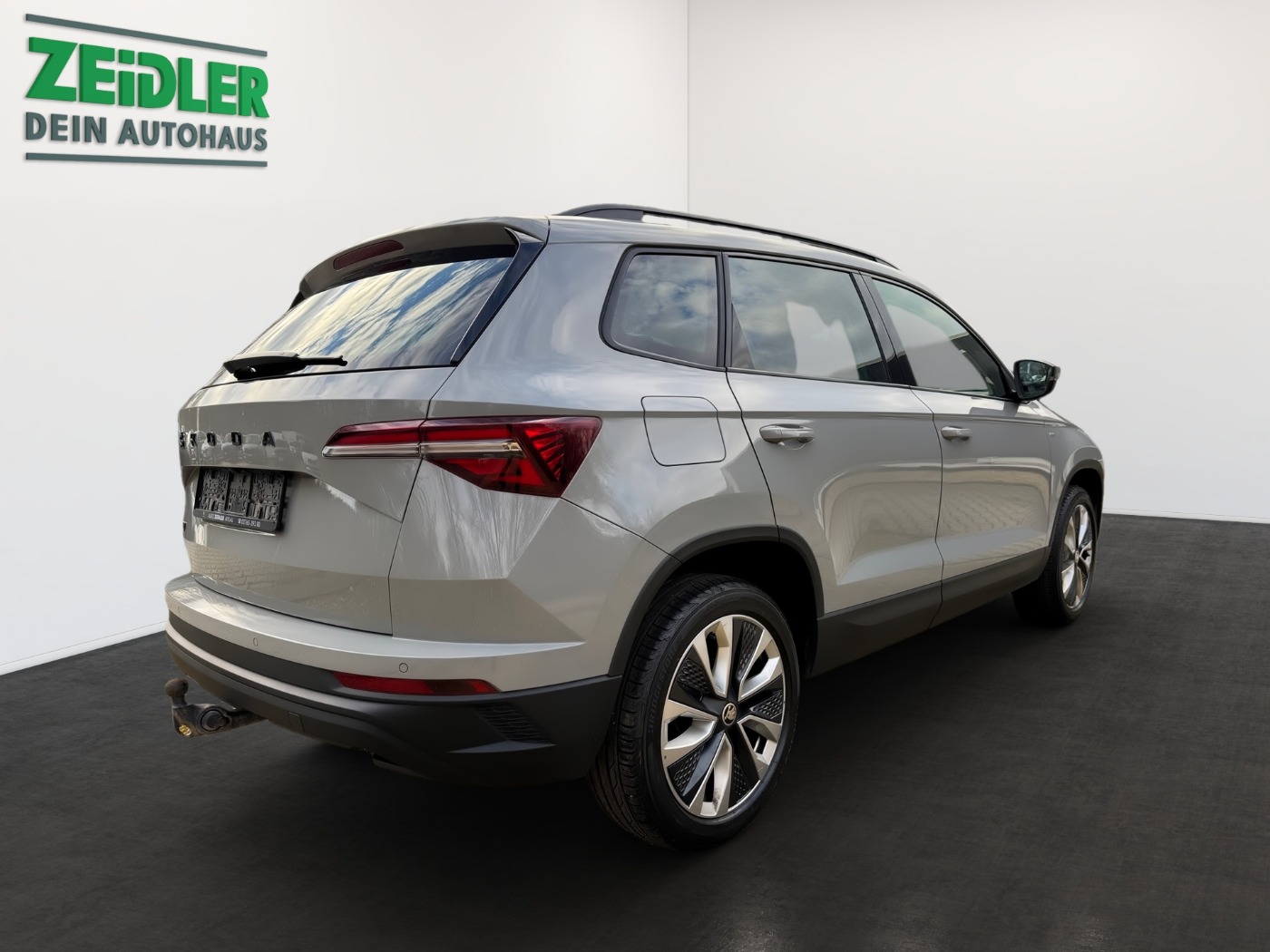 Škoda Karoq 1.5 TSI ACT Tour DSG LED AHK 2xKlima 4xSHZ Bild 3