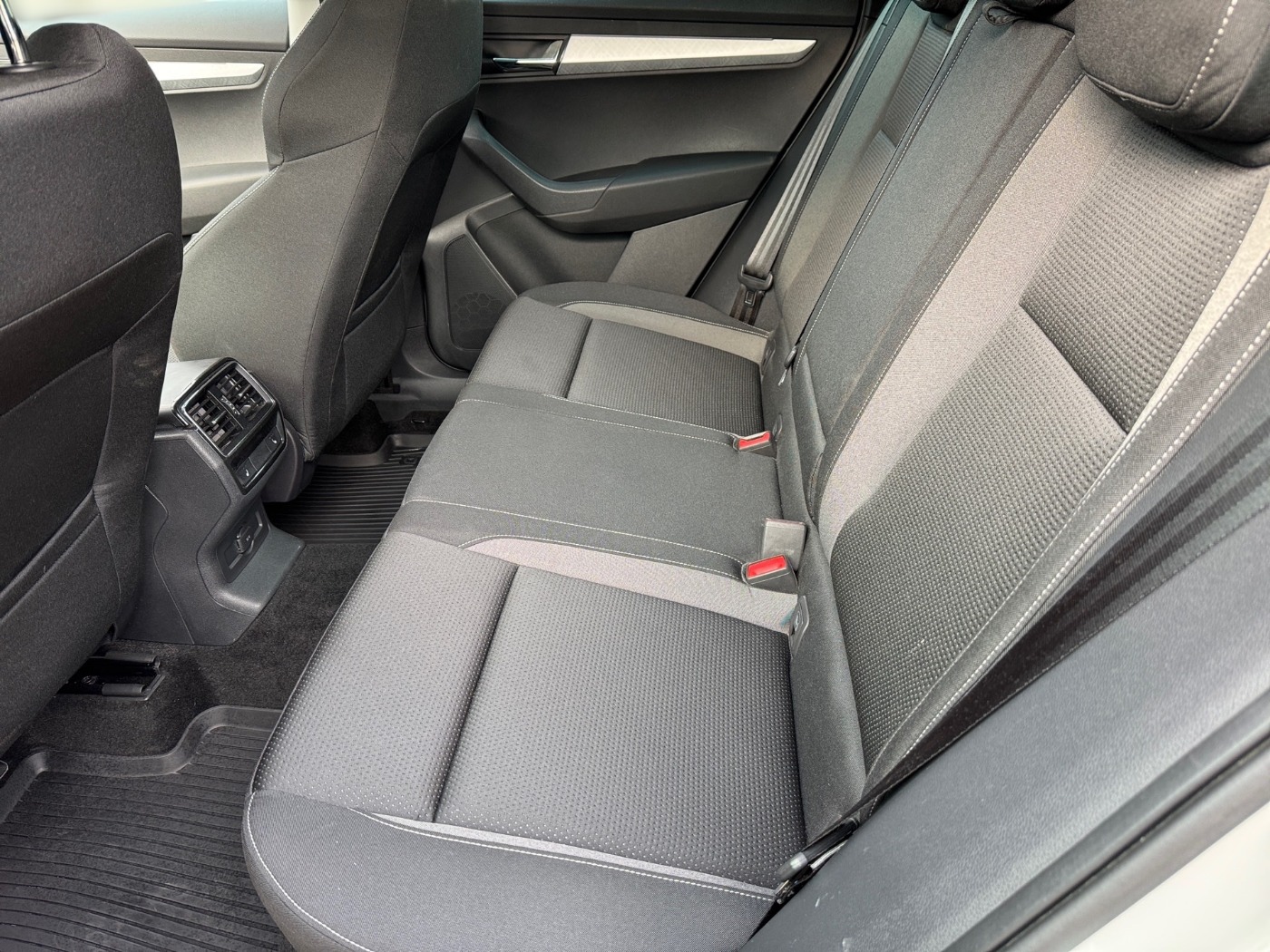 Škoda Karoq 1.5 TSI ACT Tour DSG LED AHK 2xKlima 4xSHZ Bild 11