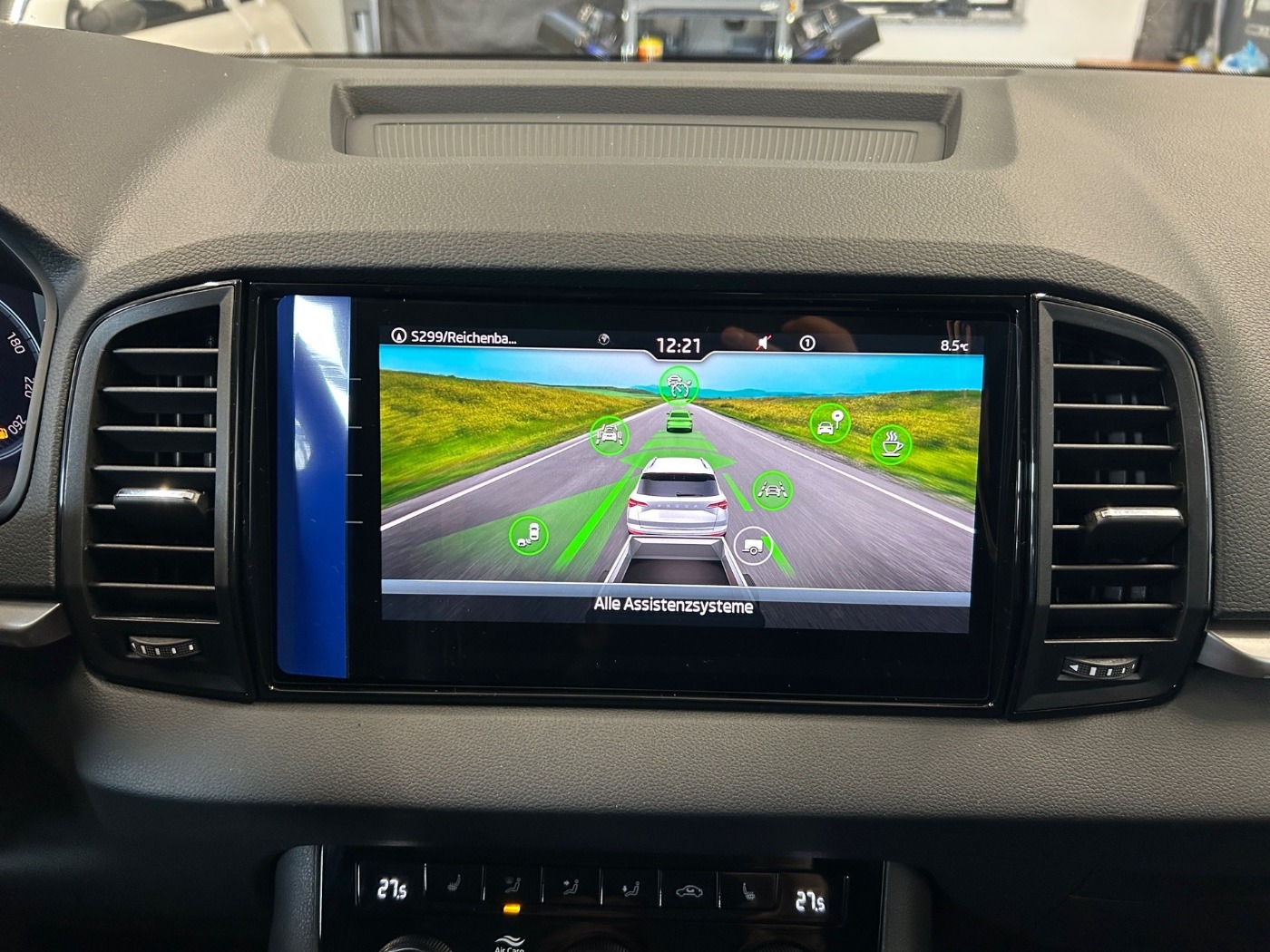 Škoda Karoq 1.5 TSI ACT Balance DSG Navi 2xKlima ACC Bild 14