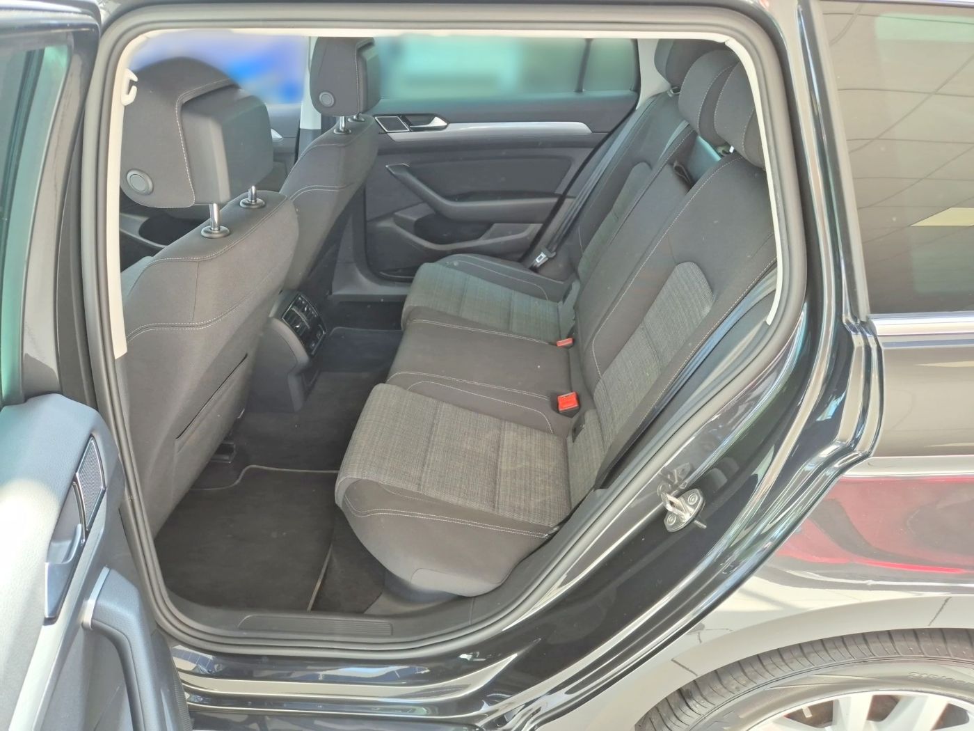 VW Passat Variant 1.5 TSI DSG Business Navi ACC AHK Bild 16