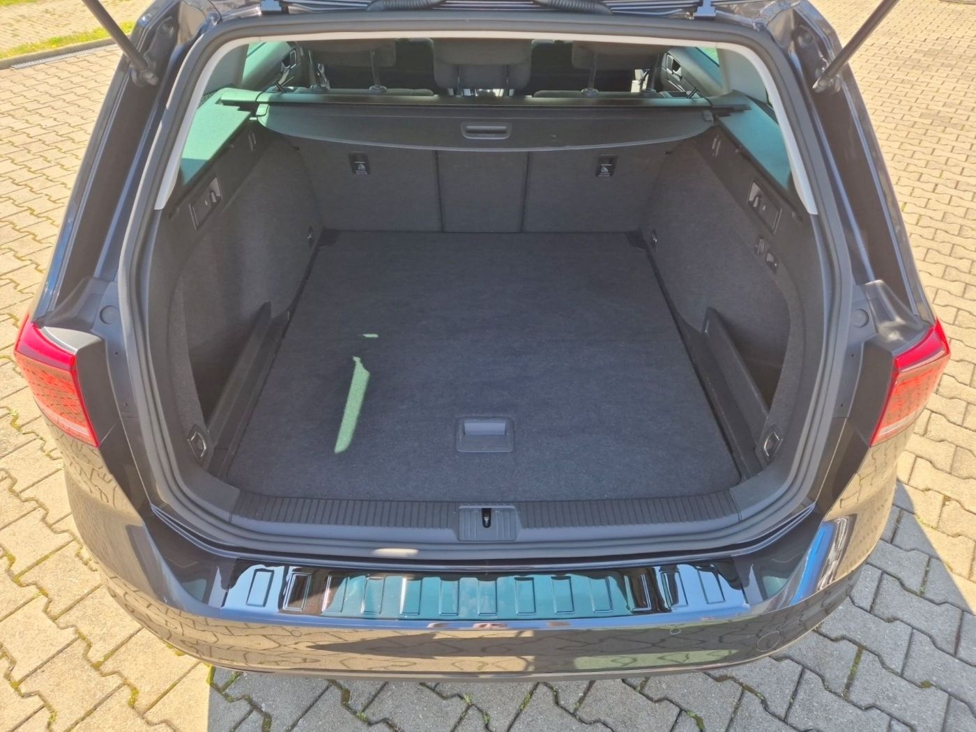 VW Passat Variant 1.5 TSI DSG Business Navi ACC AHK Bild 18