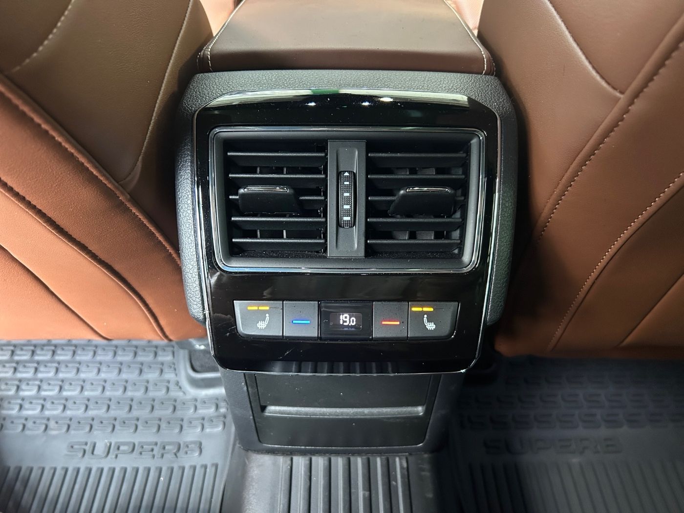 Škoda Superb Combi 2.0 TSI L&amp;K 4x4 LM Navi Pano 360 SD Bild 18