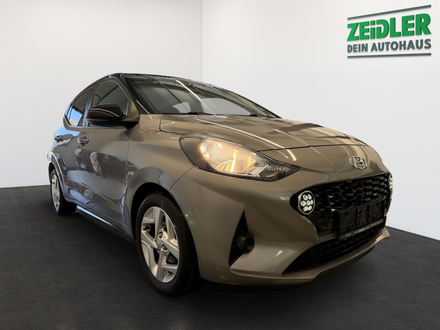 Hyundai i10 Intro Edition 1,2 Navi Klima RFK PDC SHZ Bild 2