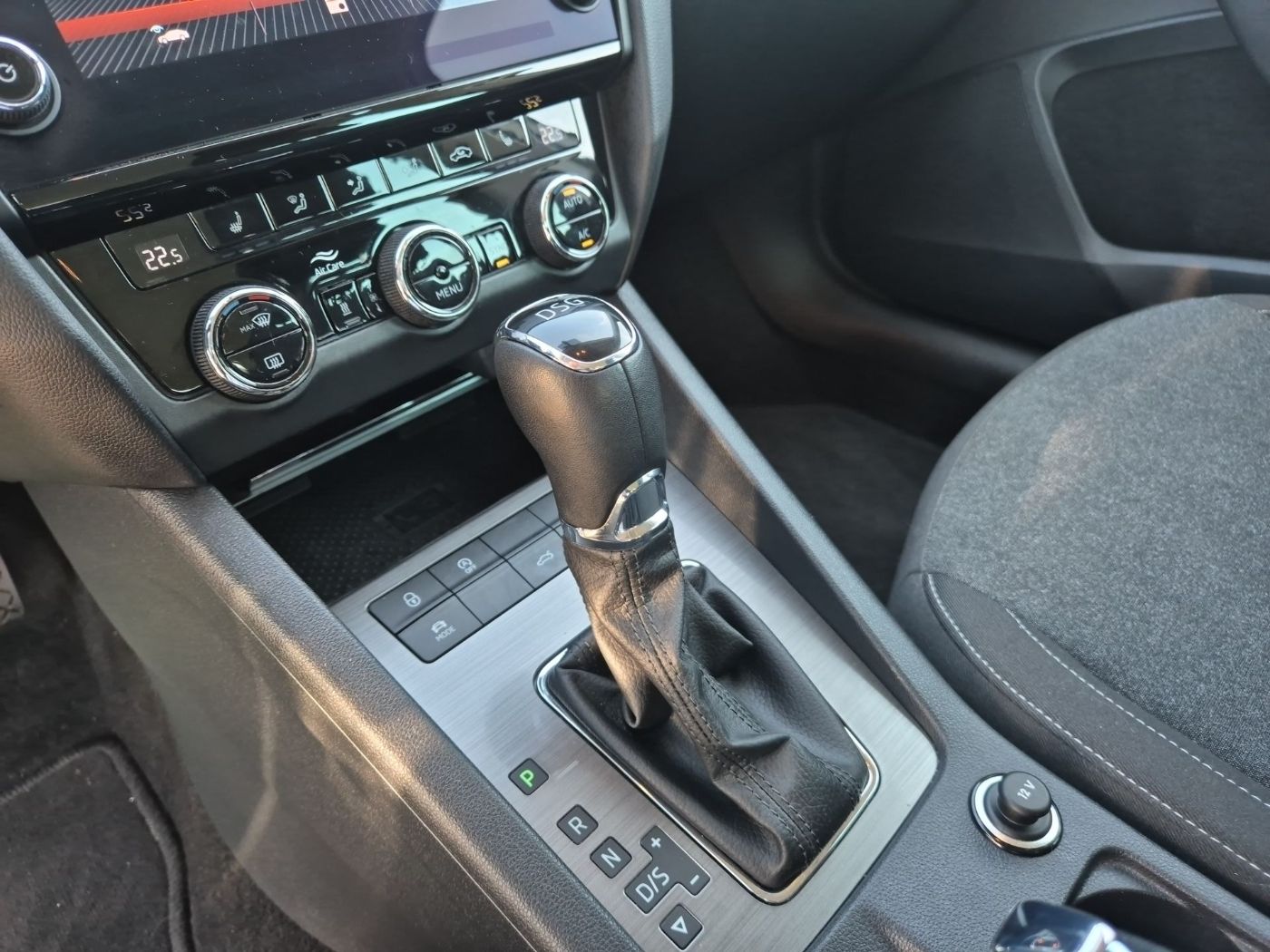 SKODA Octavia Combi Soleil 2.0 TDI DSG Standhzg AHK ACC Bild 13