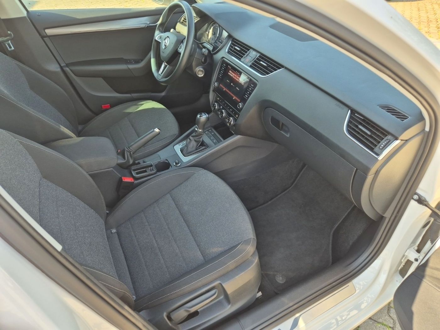 SKODA Octavia Combi Soleil 2.0 TDI DSG Standhzg AHK ACC Bild 17