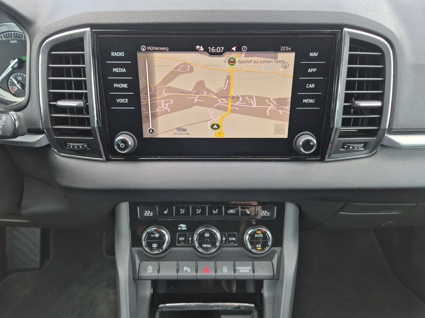 Škoda Karoq Clever 2.0 TDI 4x4 DSG AHK Navi Kam.2xKlima Bild 12