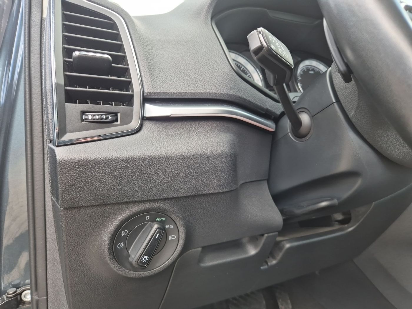 Škoda Karoq Clever 2.0 TDI 4x4 DSG AHK Navi Kam.2xKlima Bild 9