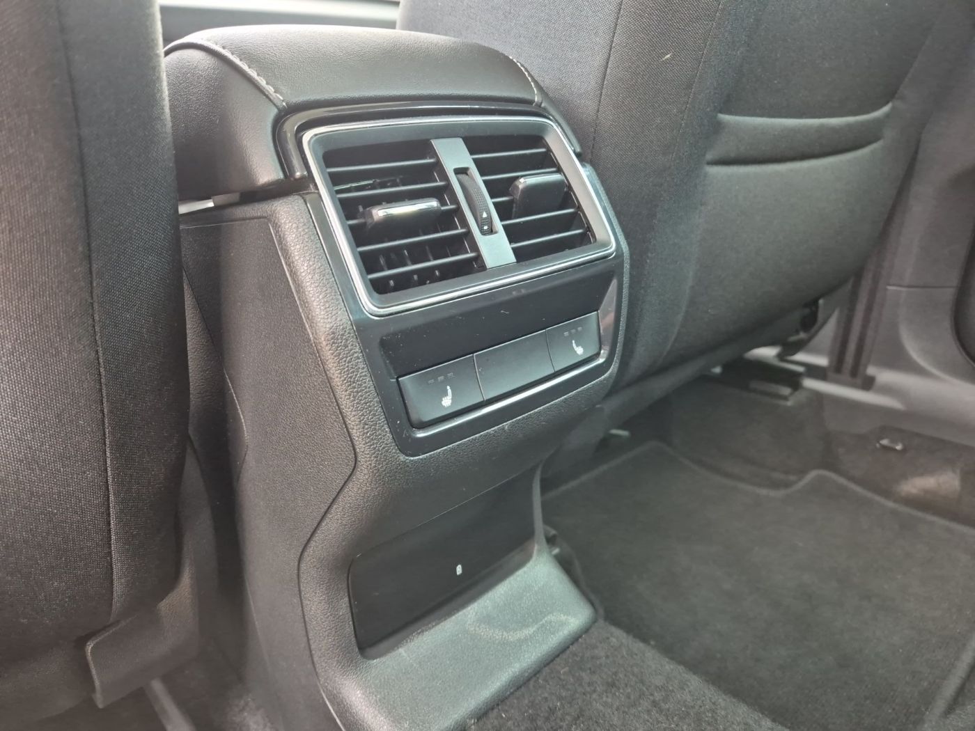 Škoda Karoq Clever 2.0 TDI 4x4 DSG AHK Navi Kam.2xKlima Bild 17