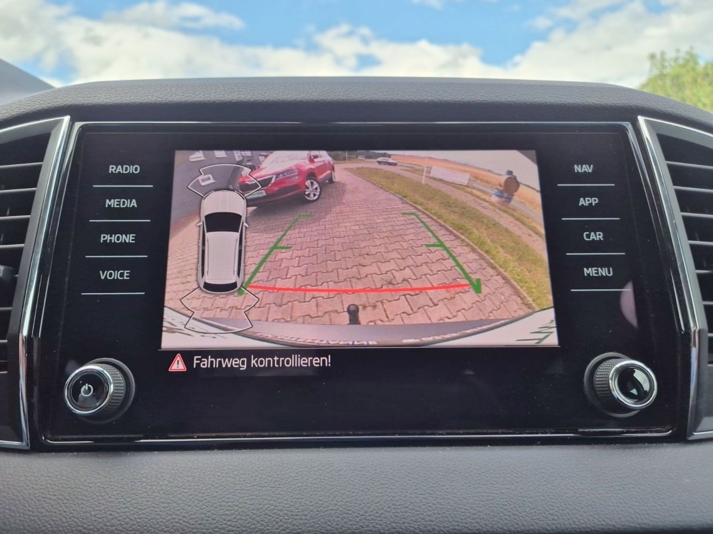 Škoda Karoq Clever 2.0 TDI 4x4 DSG AHK Navi Kam.2xKlima Bild 13