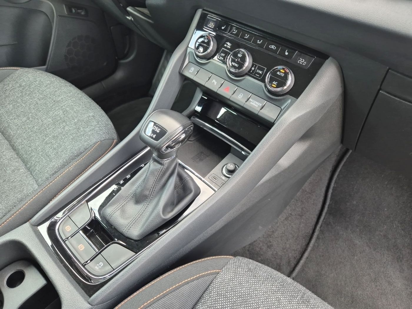 Škoda Karoq Clever 2.0 TDI 4x4 DSG AHK Navi Kam.2xKlima Bild 15