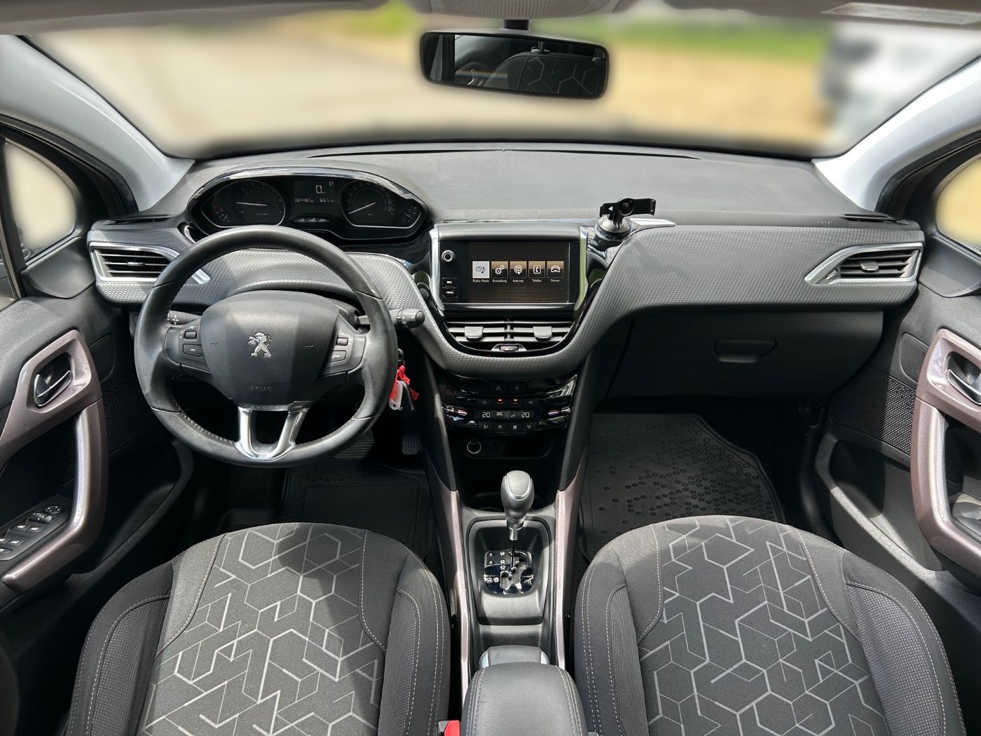 Peugeot 2008 1.2 PureTech 110 Active AT KlimaA PDCSHZ GRA Bild 10