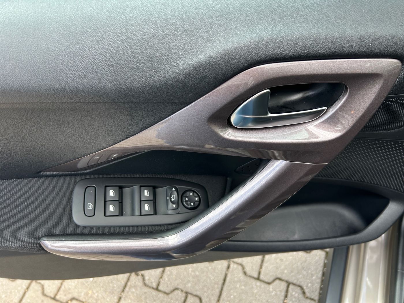 Peugeot 2008 1.2 PureTech 110 Active AT KlimaA PDCSHZ GRA Bild 13