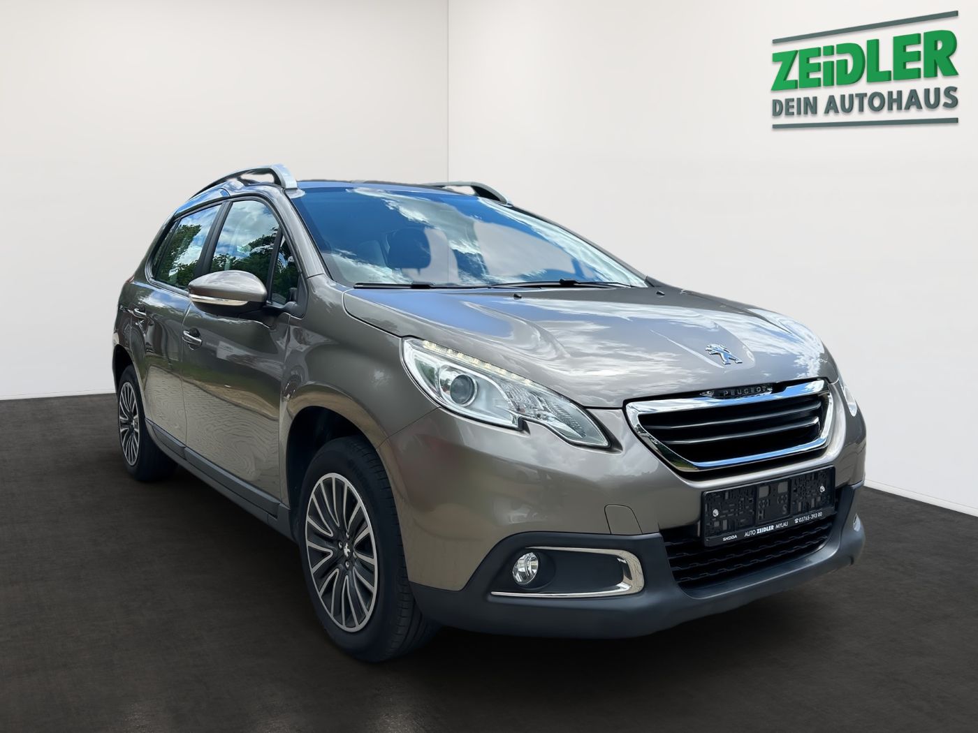 Peugeot 2008 1.2 PureTech 110 Active AT KlimaA PDCSHZ GRA Bild 2