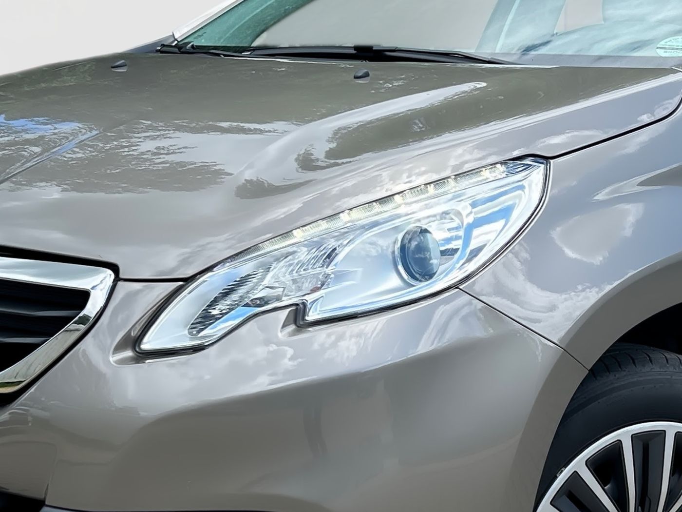 Peugeot 2008 1.2 PureTech 110 Active AT KlimaA PDCSHZ GRA Bild 5