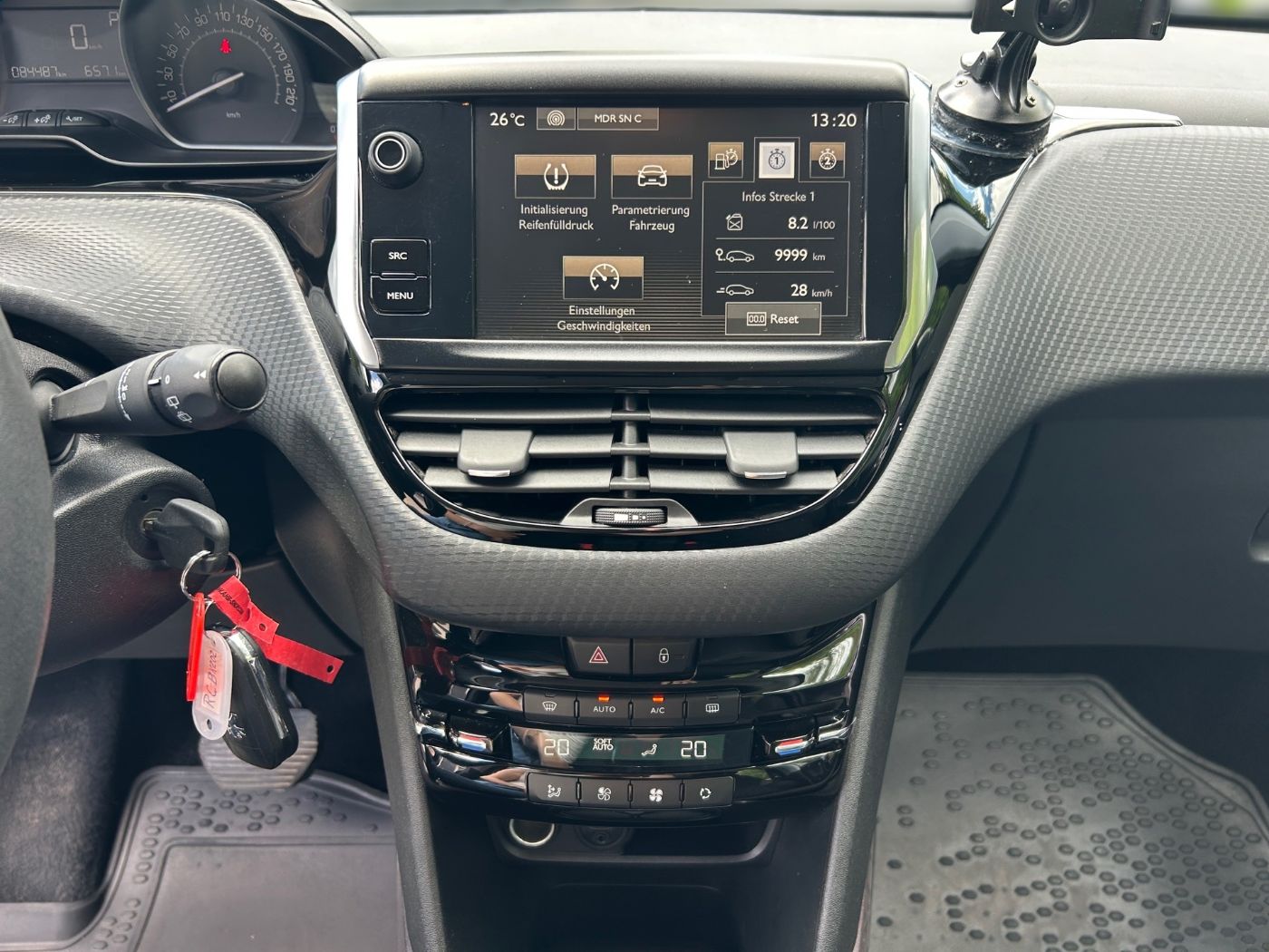 Peugeot 2008 1.2 PureTech 110 Active AT KlimaA PDCSHZ GRA Bild 9