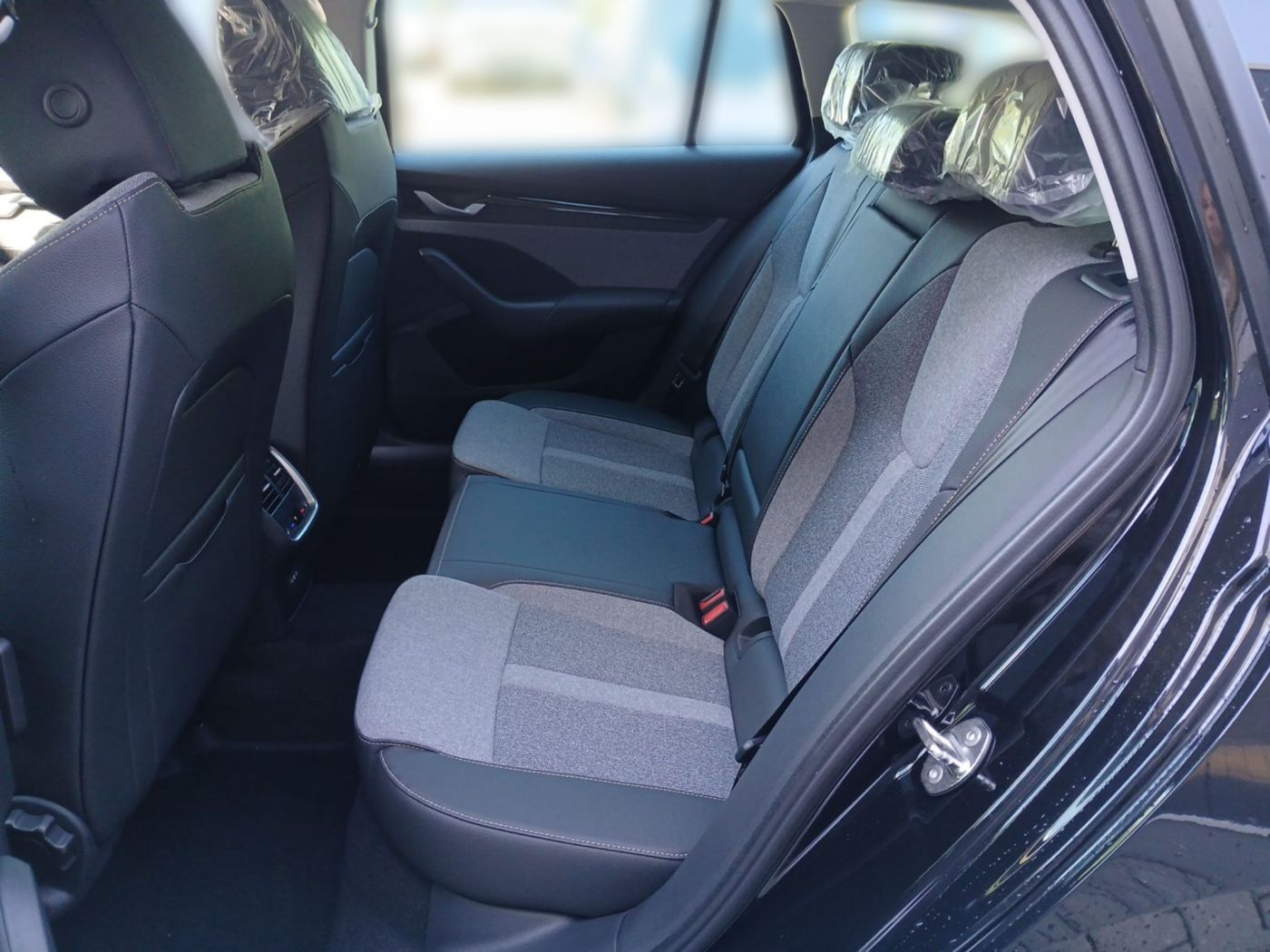 Škoda Octavia Combi Selection 2,0 TDI DSG Navi 4xSHZ Bild 11