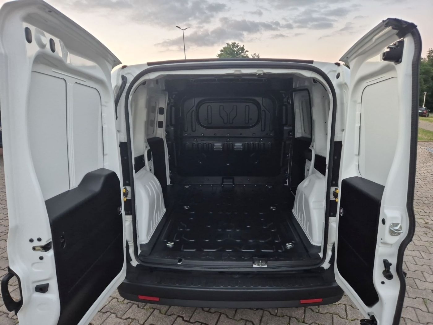 Fiat Dobl Cargo Kasten 1.3 Multijet Klima Schiebet&uuml;r Bild 15
