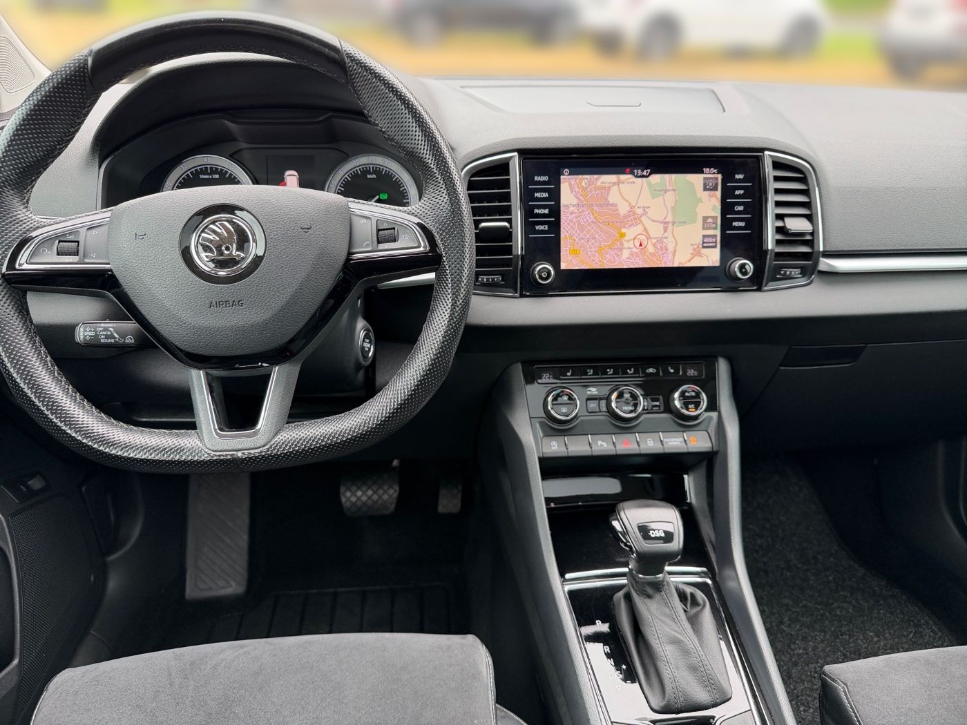 Škoda Karoq Style 1.5 TSI ACT DSG AHK Navi Pano RFK LED Bild 10
