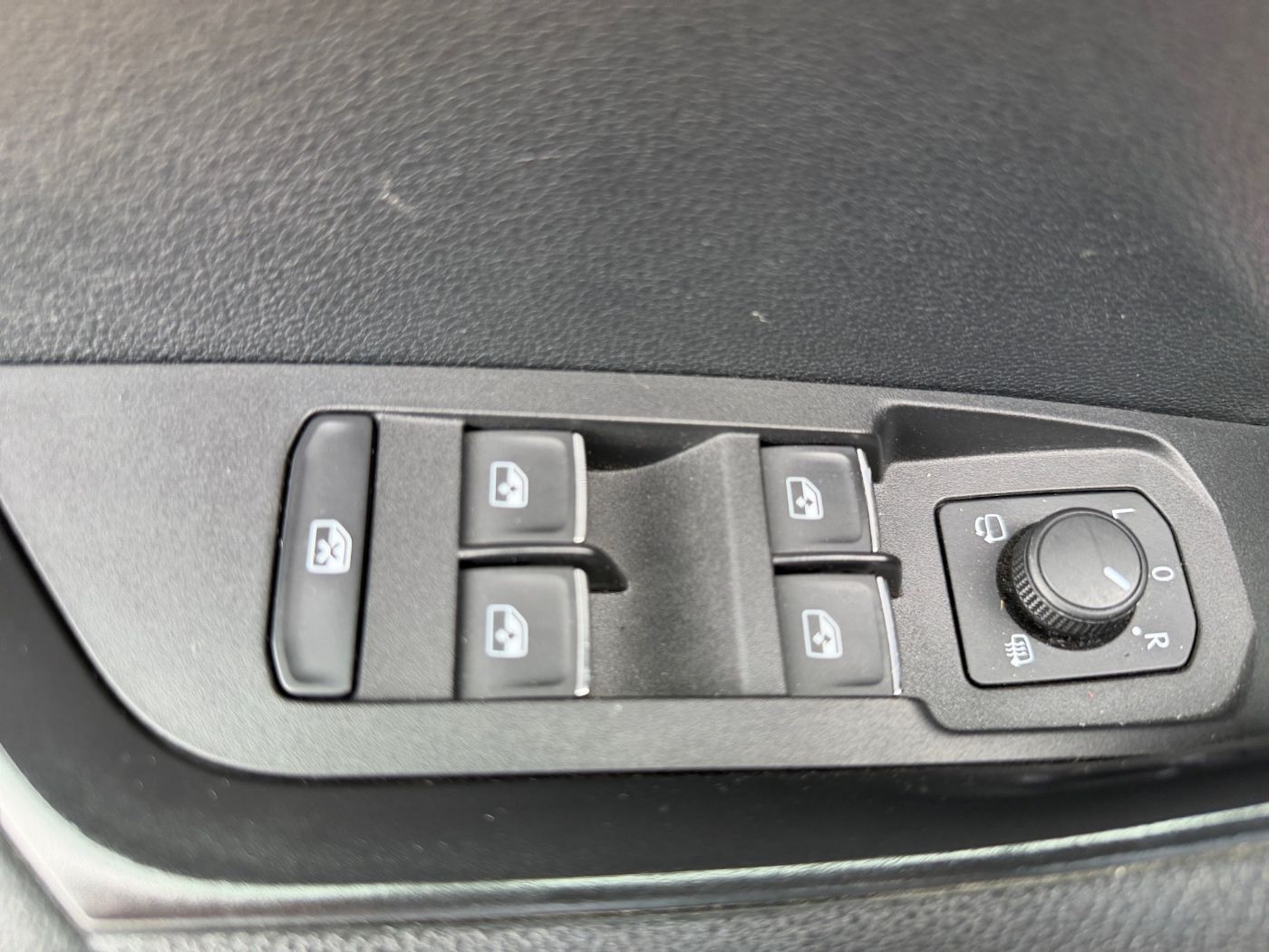 Škoda Karoq Style 1.5 TSI ACT DSG AHK Navi Pano RFK LED Bild 14