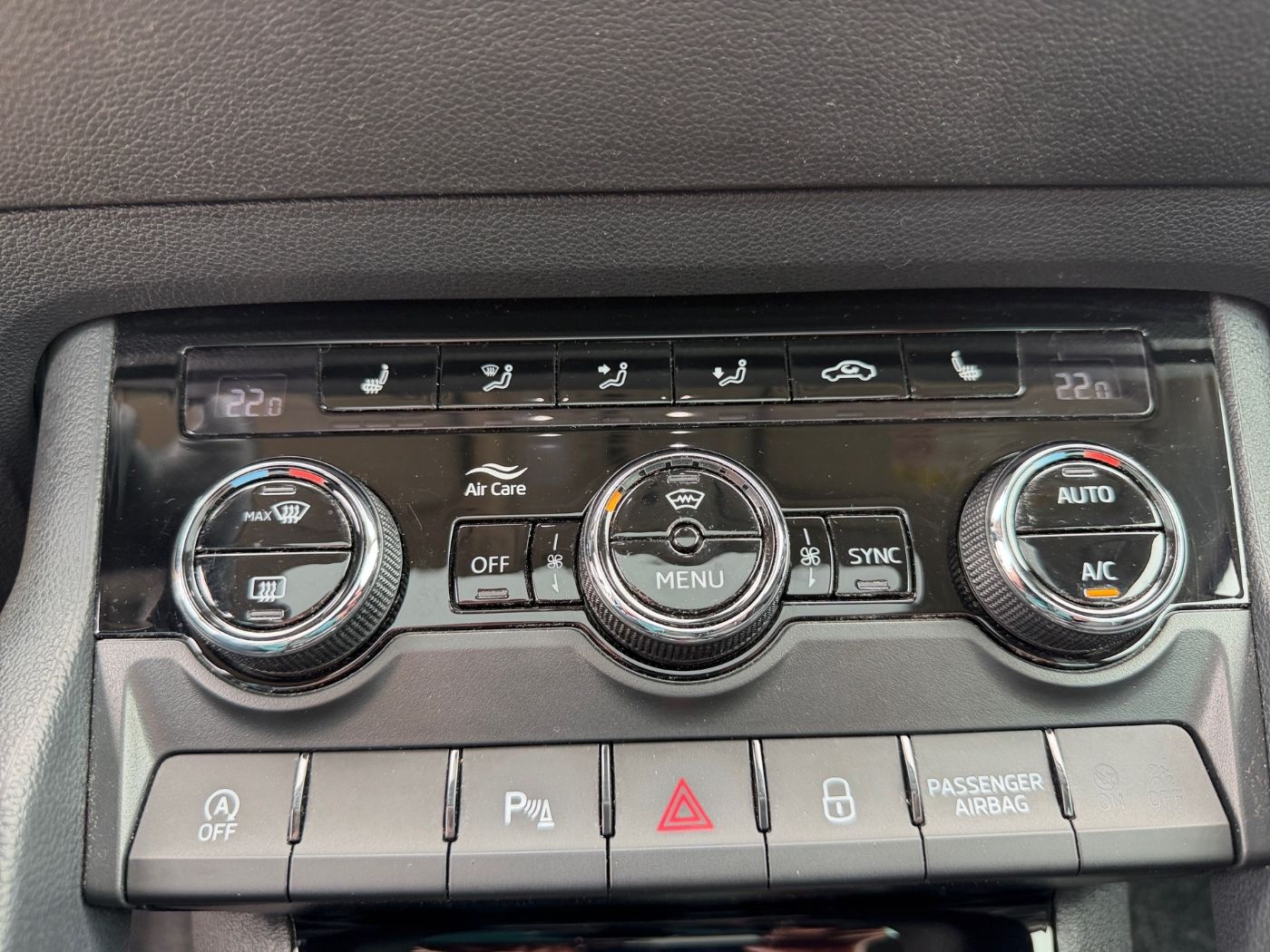 Škoda Karoq Style 1.5 TSI ACT DSG AHK Navi Pano RFK LED Bild 16