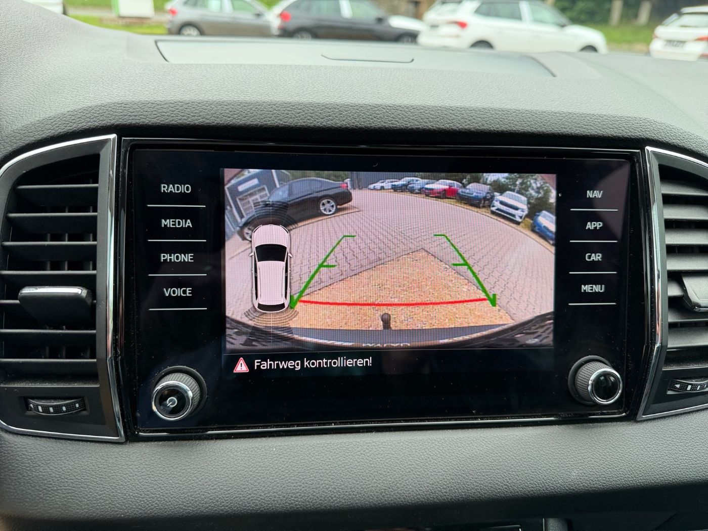 Škoda Karoq Style 1.5 TSI ACT DSG AHK Navi Pano RFK LED Bild 17