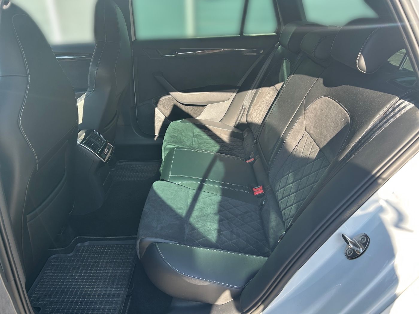 Škoda Superb Combi 2.0 TDI 4x4 Sportline AHK Navi ACC Bild 11